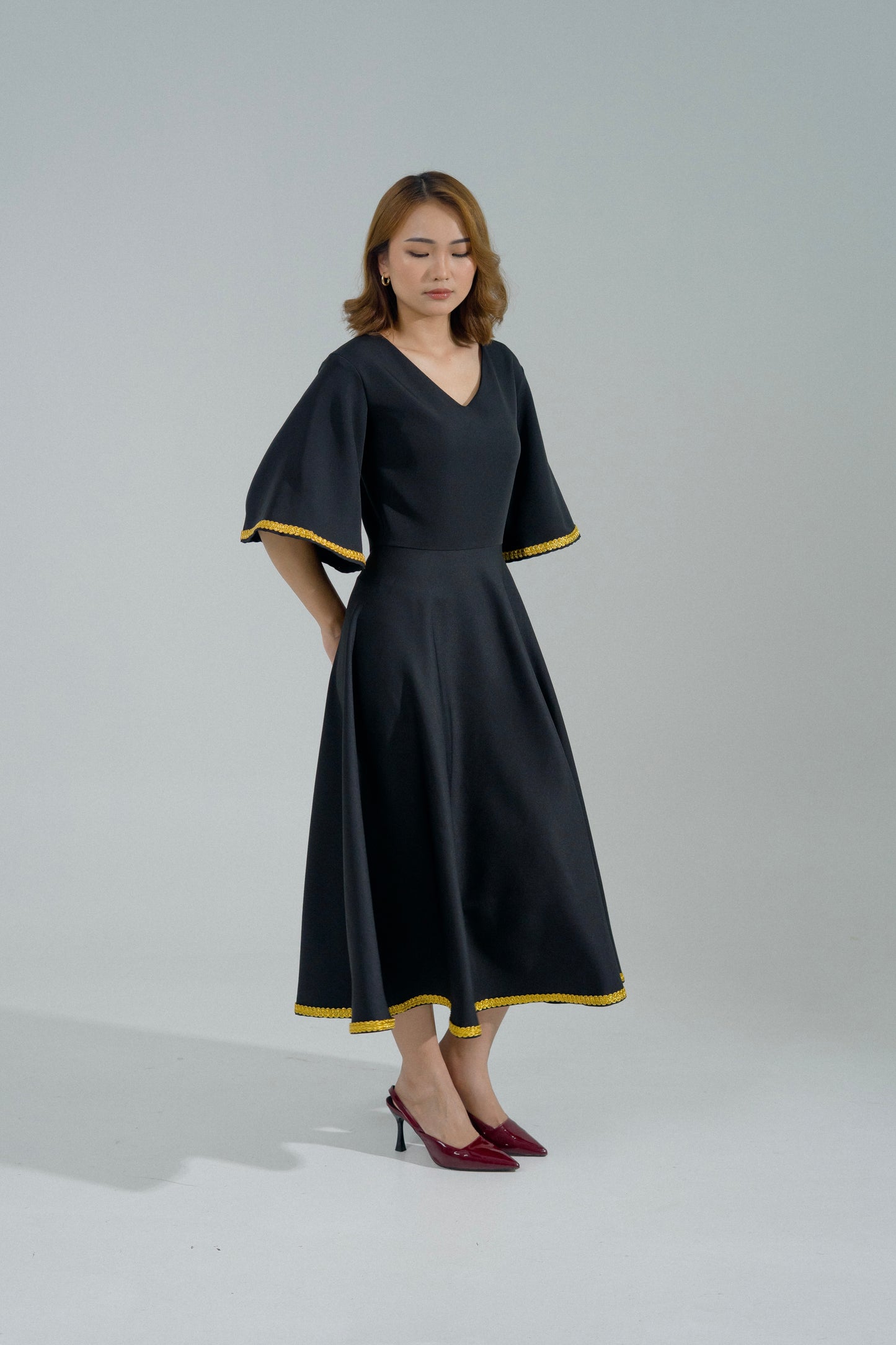 Vera Vneck midi dress